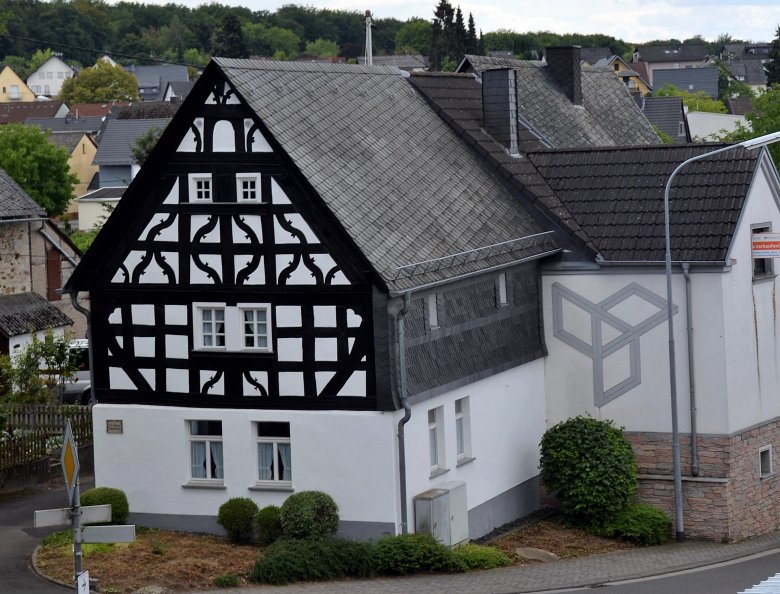 Foto der Begegnungsstätte mit Dorfmuseum und Brunnen