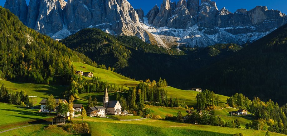 SÜDTIROL - Herbst im Villnösstal: das Dorf St. Magdalena vor den Dolomitengipfeln der Geislerspitzen