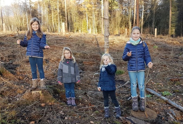 -	Die Waldretterinnen vom links nach rechts: Nele und Lina Endlein, Sara und Paula Haubert