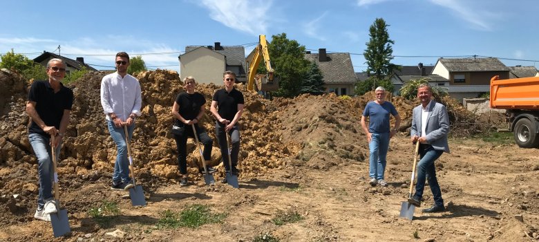 (Personen von links Architekt Klaus Kuhn, Bauleiter Lukas Bräuer, die Eigentümer Catrin und Borge Schubkegel, Mitglied des Steuerungsgruppe Gisbert Sturm und Ortsbürgermeister Alwin Scherz)  