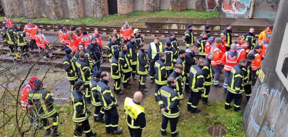 Feuerwehren VG Wirges stehen vor ICE Tunnel